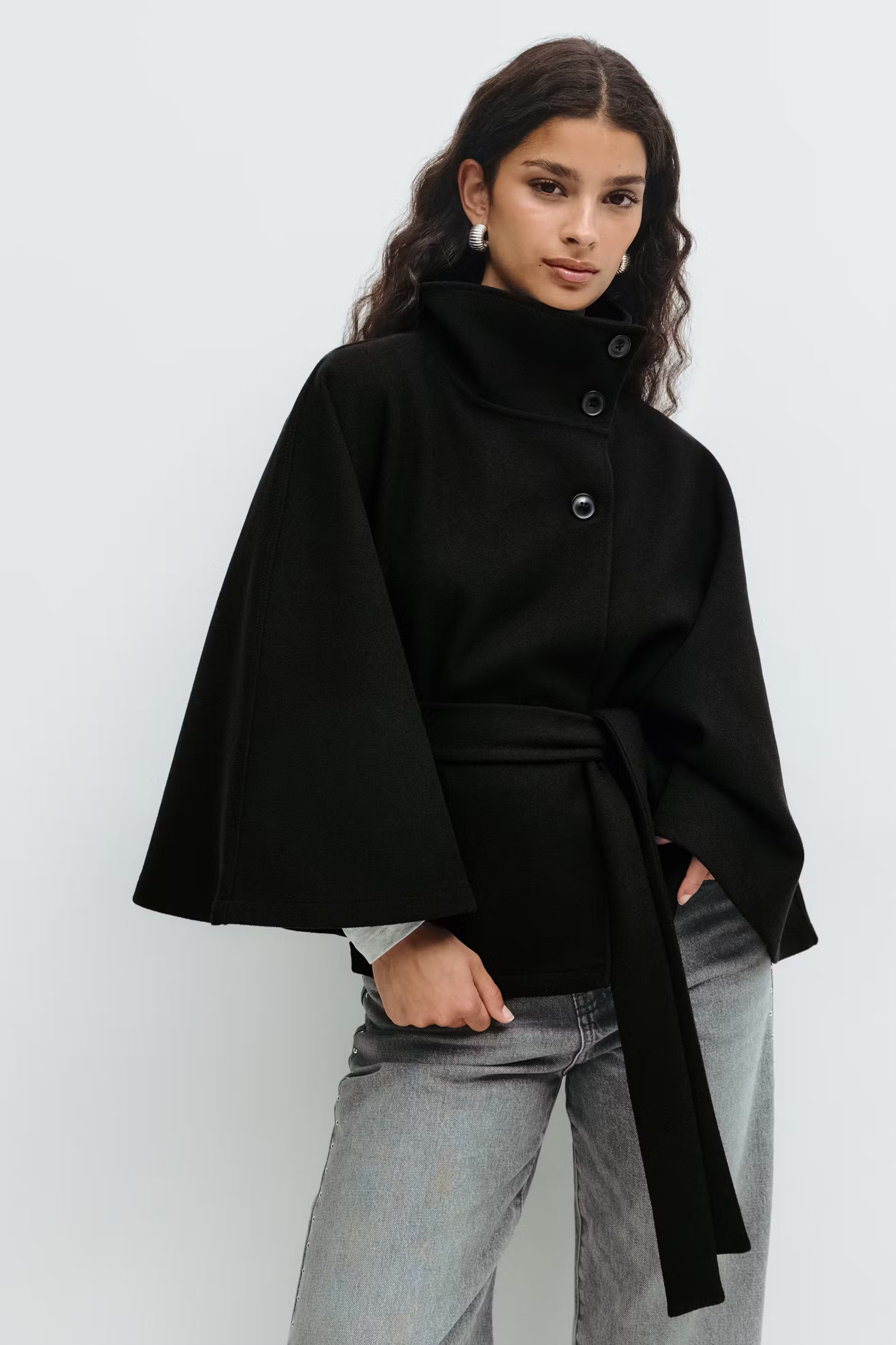 Loreza Capejas | Elegantní dámské sako s páskem a vysokým límcem