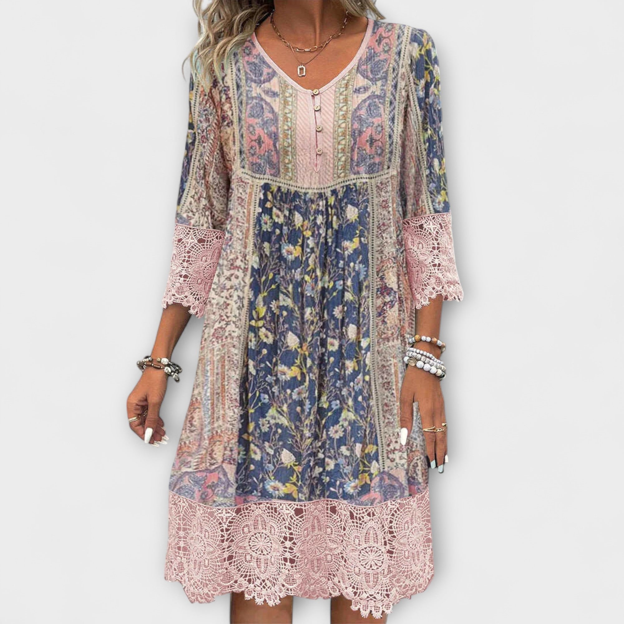 Casey – Boho šaty s krajkou a vintage květinovým vzorem