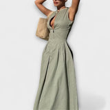 Bezrukávové plisované midi šaty typu bodycon