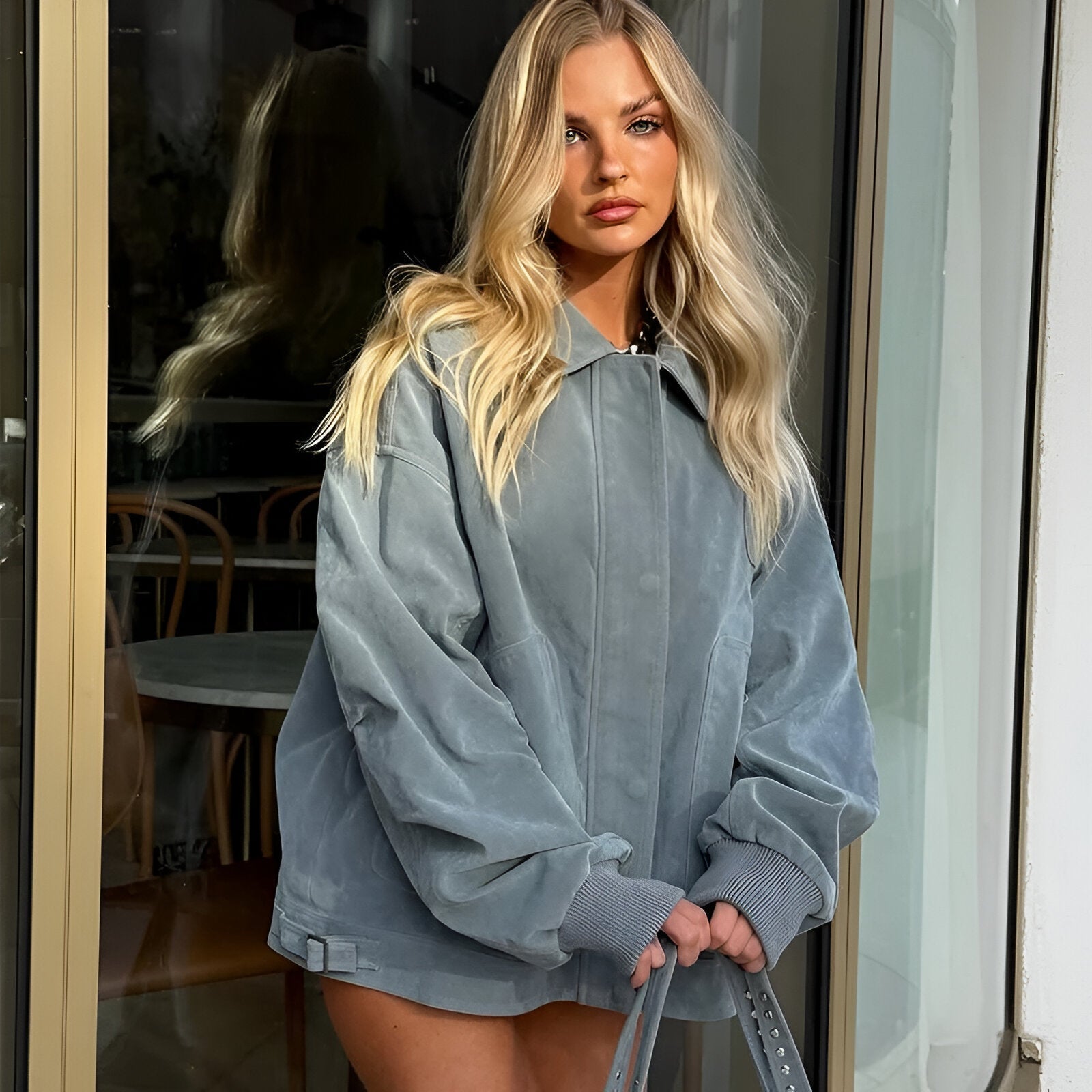 Martha | Oversize bunda v semišovém provedení, ledově modrá, se skrytým zapínáním a kapsami