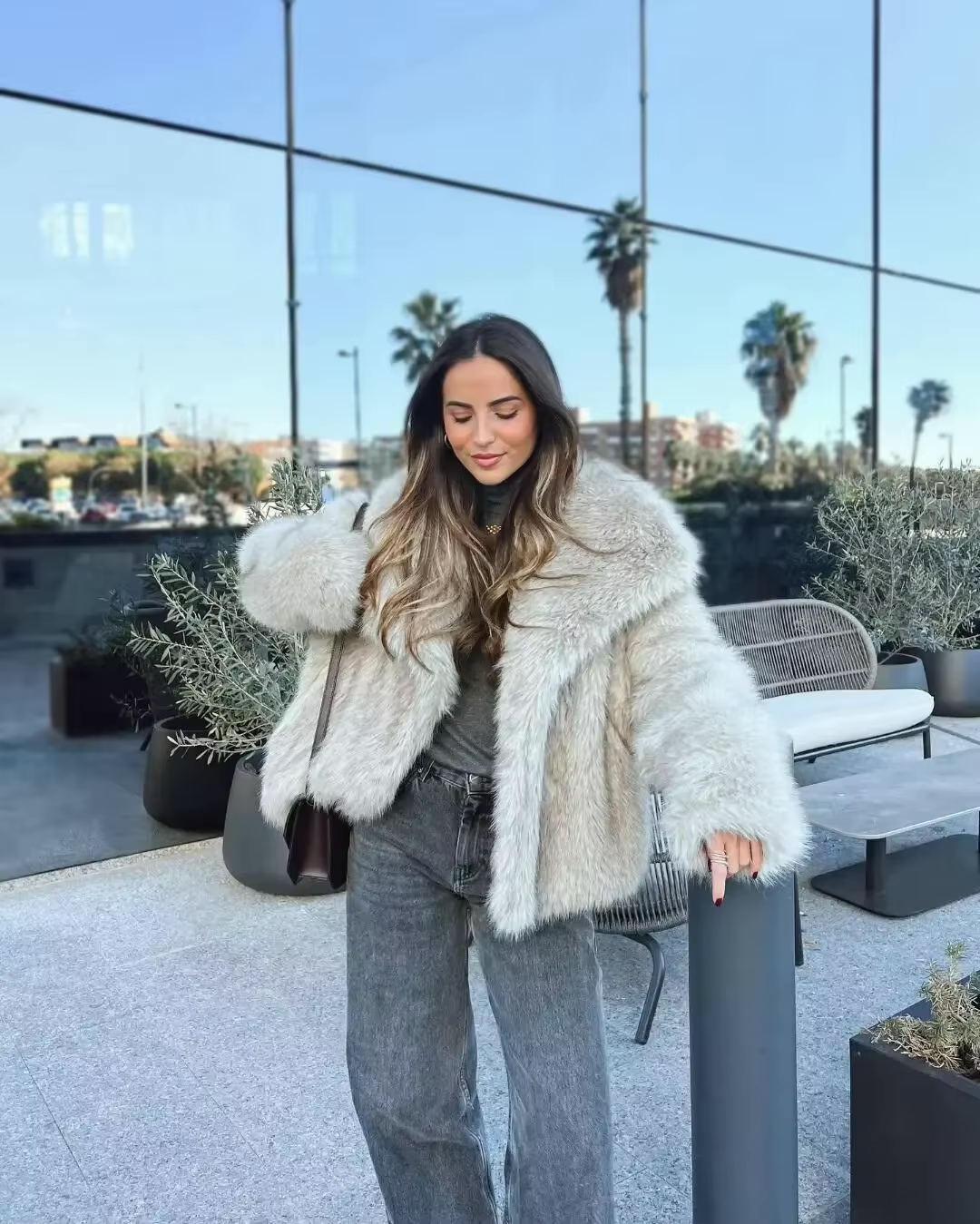 Luxusní faux kožešínová zimní bunda VelvetFur Luxe s širokým límcem a jemným dotekem