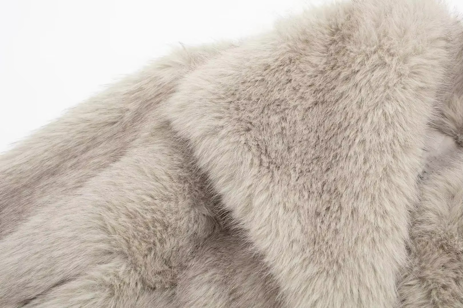 Luxusní faux kožešínová zimní bunda VelvetFur Luxe s širokým límcem a jemným dotekem