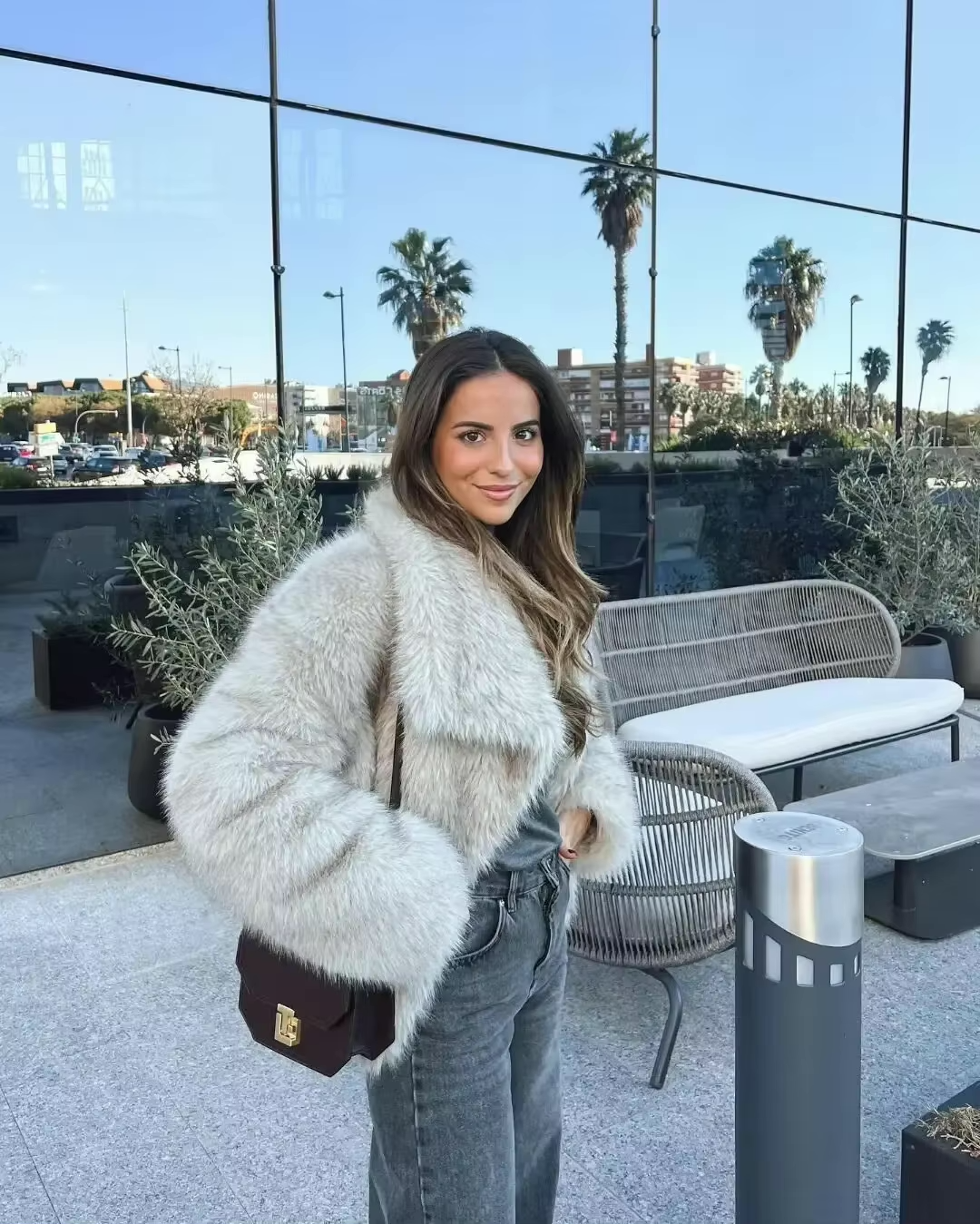 Luxusní faux kožešínová zimní bunda VelvetFur Luxe s širokým límcem a jemným dotekem
