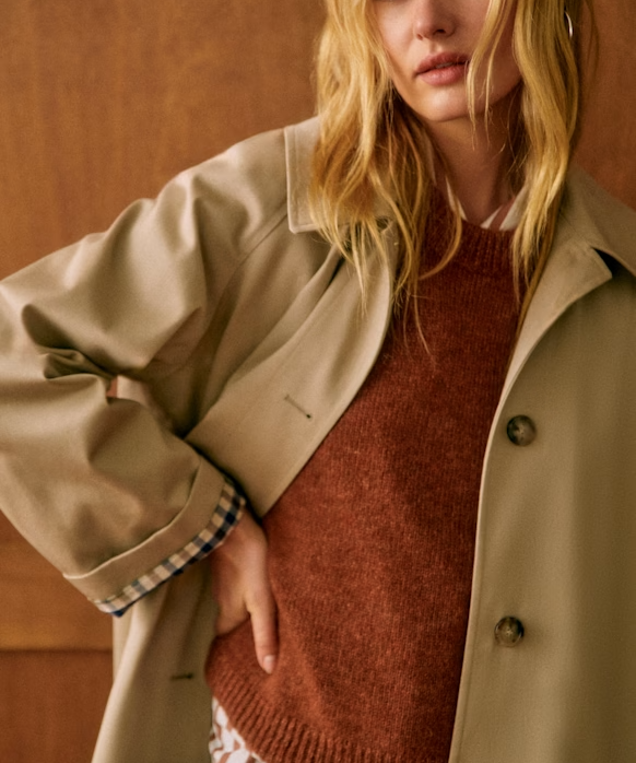 Clara | Nadčasový dámský trench coat s klasickým límcem a zapínáním na knoflíky